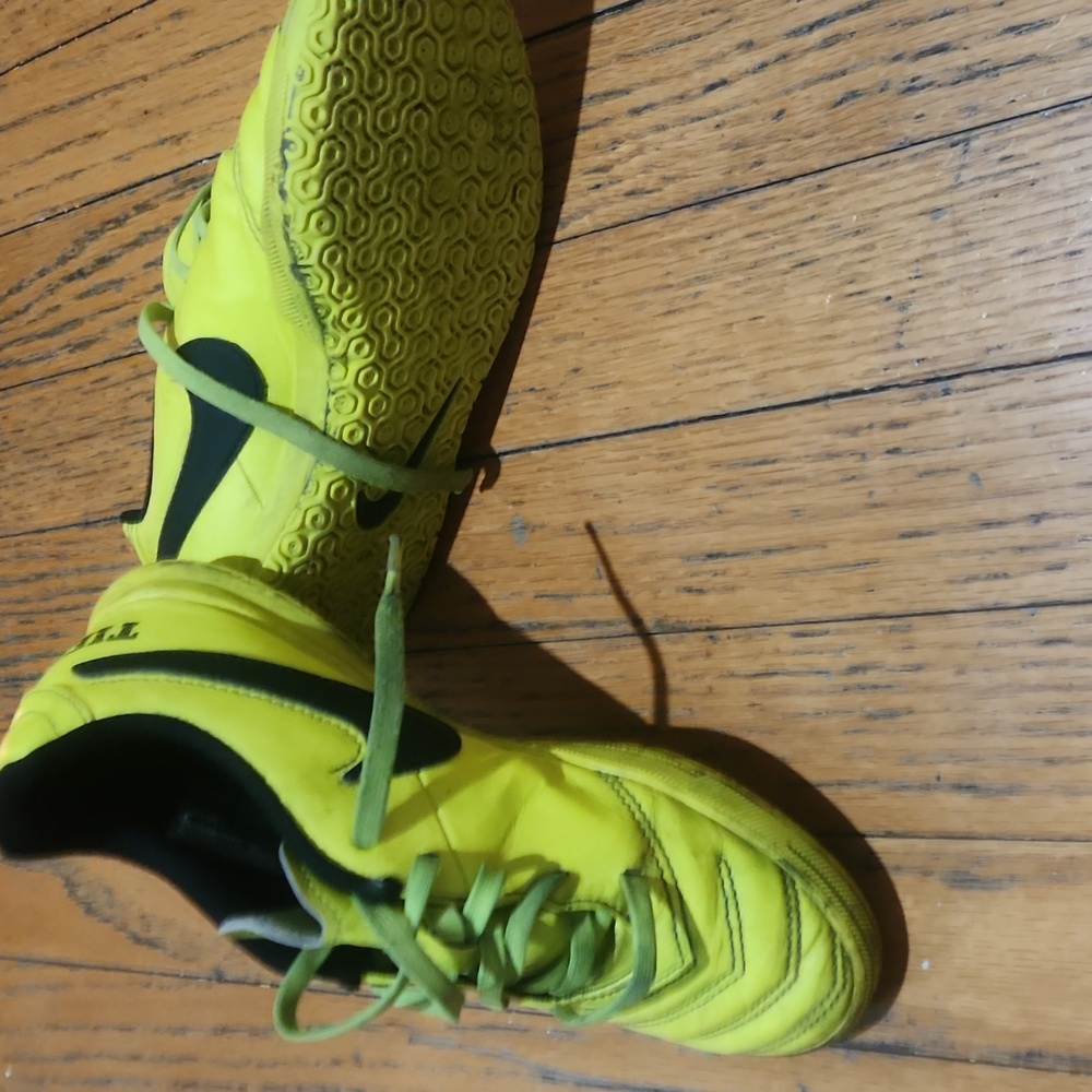 US size 3 soccer shoes - Picture 4 of 5